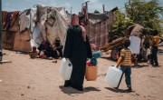 A mother and her children receive a cholera kit from Concern. (Photo: Ammar Khalaf / Concern Worldwide)