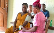 Trained health care worker uses CRADLE VSA to screen for hypertensive disorders during routine antenatal clinic at Levuma Community Health Centre, Kenema District. Photo: Elisabeth Bondu Conteh/Welbodi.