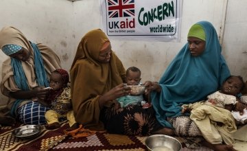 Mothers and children receive food at Health Nutrition Centre near Mogadishu, Somalia. Photo: Marco Gualazzini/Concern Worldwide.