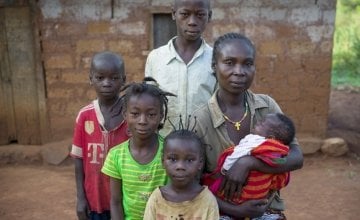 Natalie Wato (33) with her children – Constant (6), Davilla (7), Patricia (5), Gaus (12) and five-week-old Sauvenator. Together with her husband Beni (39), they have received seeds, tools and farming skills from Concern to help with their recovery after fleeing their village, Gbatin, during the crisis. Photographer: Chris de Bode