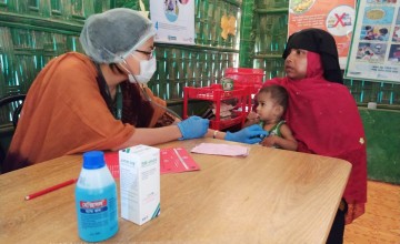 A Nurse of a Concern Supported Nutrition Site in Rohingya Refugee Site is performing clinical assessment of a Severely Malnourished child. Photo: Md. Al-Nasim / Concern Worldwide