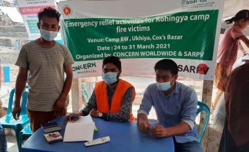Concern staff distributing food to Rohingya refugees in Cox's Bazar