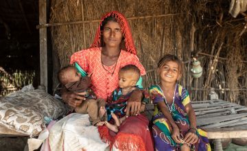 Subbi (28) at home with her children in her village near Union Council Dhoronaro, District Umerkot. Photo: Khaula Jamil/Concern Worldwide