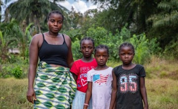 Sadah Smith and her daughters Darling Girl, Praise, and Praises. (Photo: Gavin Douglas/Concern Worldwide)