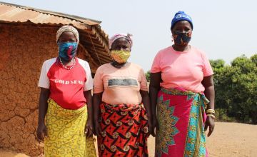 Female farmers and Isatu Conteh (right) in Kunike Barina, Sierra Leone. Photo: Charlotte Woellwarth/Concern Worldwide