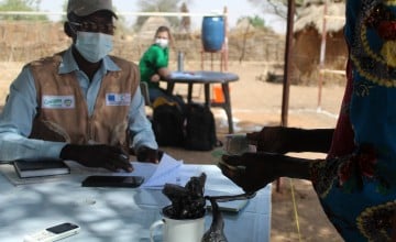 Mahamat Abdelkerim Djibrine, APLFT Team Leader conducting a cash distribution to a DIZA-Est programme participant in the Sila Province, Chad, 2021. Photo: Gianluca Spinato / Concern Worldwide.