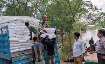 Concern's emergency response team distributes relief supplies to people affected by flooding in Bangladesh.