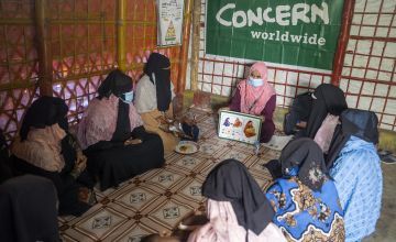 A community volunteer is giving training to Rohingya mothers on nutritious food for mother and baby at the camp, Rohingya refugee camp, Cox’s Bazar. Photo: Saikat Mojumde