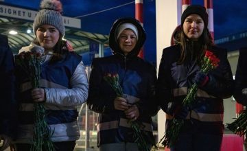 Nemiesta and other local volunteers pictured handing out roses to Ukrainian refugees at the border. Photo: Gavin Douglas