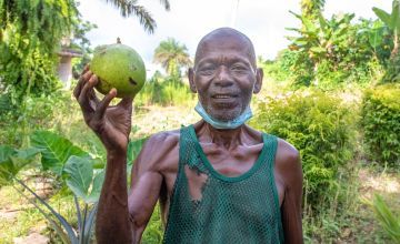 Abraham Gaye showing off his avocado. Photo: Gavin Douglas/ Concern Worldwide