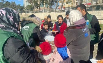 Concern team deliver hot food to survivors of the earthquake at the Akcakale community and reference centre in the Haliliye district Sanliurfa Photo Concern Worldwide
