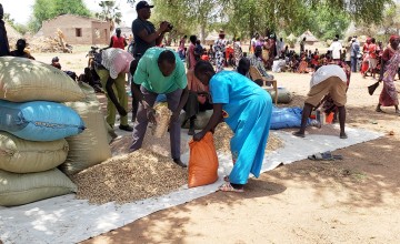 Seed Fairs in South Sudan promotes market linkages between farmers and seed suppliers as they interact during fair. The farmers have choices to select suitable preferred seed from multiple suppliers in fair.  Photo: Abdul Ghaffar/Concern Worldwide