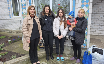 Posmishka Facilitator Olesya, Psychologist Viktoria and Ganna* with her family. Photo: Concern Worldwide