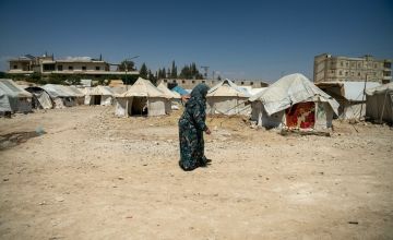 Shahinaz* walks through a camp in northwest Syria. As part of Concern's DEC funded response to the Syria-Turkey earthquakes, cash assistance is distributed to displaced families living in camps and temporary shelters to meet their immediate basic needs.