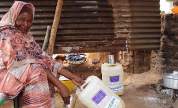 Fatima received a NFI kit, that included two clean jerry cans, cooking tools, four blankets, four bed sheets and soap. Photo: Maad Mohammed Ahmed / Concern Worldwide