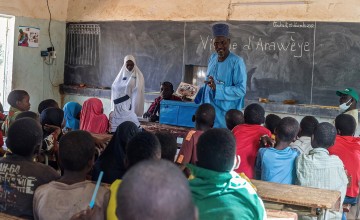 Teacher in Niger speaking to classroom of children