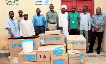 Ahmed (far right) helps deliver essential Unicef medical supplies from N'Djmena, Chad to 10 medical centres supported by Concern in conflict affected villages in West Darfur. Photo: Concern Worldwide