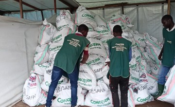 The Concern team distribute aid in Mokoto, DRC. Credit: Concern DRC