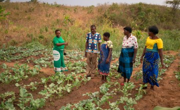 Concern Worldwide team member Jane Mughogho with training participants in Mkulira village, Wiliyamu welemu, 48, Patricia Mikelasi, 36, Maliga Tobiyasi, 62, and Sitela Bakile,.Mwanza District, Malawi. Photo: Chris Gagnon/ Concern Worldwide