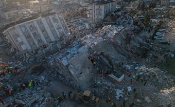 Emergency rescue crews search through the rubble in Hatay. Photo: Tom Nicholson/Concern Worldwide