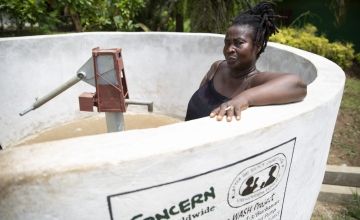 Rebecca Sarwah supervises the use of the community water point in Kaytor Town, Grand Bassa, Liberia. (Photo: Kieran McConville/Concern Worldwide)