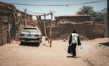 Saadia, Community Health Volunteer, conducting home visits, in Yemen. Photo: Ammar Khalaf/Concern Worldwide