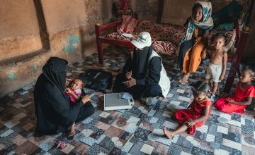 Saadia, Community Health Volunteer, visiting the home of Oma, a child experiencing acute malnutrition, in Yemen. Photo: Ammar Khalaf/Concern Worldwide