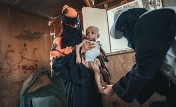 A Community Health Volunteer screening a child for signs of sickness or malnutrition, in Yemen. Photo: Ammar Khalaf/Concern Worldwide