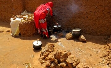 Houwela Chaibou cooks for herself and her three-year-old daughter Zanadiya in Yama Village, Illéla, Niger. (Photo: Concern Worldwide)