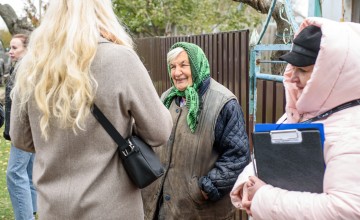 Ukrainian national partner ‘Angels of Salvation’ go door to door in Mykolaiv Oblast distributing winter fuel to vulnerable households. Photo: Dmytro Sazonov/Concern Worldwide