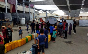 Distribution of water to IDP families in shelters formally schools in Gaza. Photo: Concern Worldwide