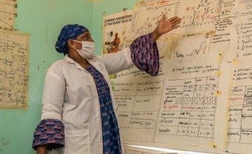 Rahila Paraizo, Head of Koweit Health Facility, presents the CMAM Surge charts during a supervision session in Tahoua, Niger. (Photo: Apsatou Bagaya/Concern Worldwide)