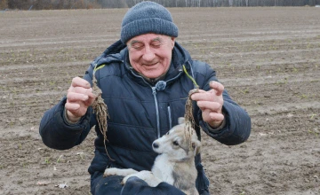 Ivan Zakharenko shows off his young garlic roots. Photo: Iryna Kotelnykova / JERU