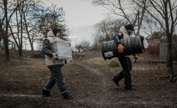 Volunteers of the charity foundation “We are Brothers, We are Ukrainians” are preparing to install stoves in households in Hontarivka village, Kharkiv Oblast’. Photo: Simona Supino/Concern Worldwide
