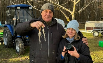 Ivan Zakharenko shows off his young garlic roots. Photo: Iryna Kotelnykova / JERU