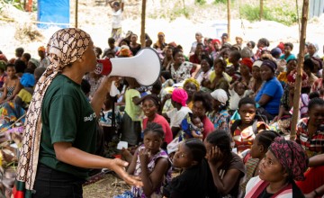 Concern's Accountability Support Officer instructs and advises programmes participants on the distribution process. Photo: Samuel Isenge/Concern Worldwide
