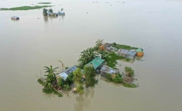 The Brahmaputra River is expanding due to prolonged heavy rainfall, wiping out settlements and forcing residents to relocate. Photo: Saikat Mojumder/Concern Worldwide.