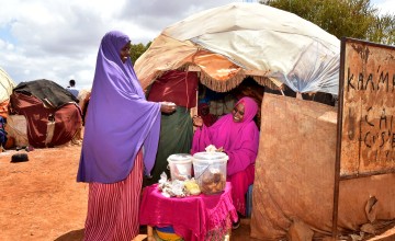 Female IDPs supporting each other in business in Baidoa. Photo: SCC/Concern Worldwide.