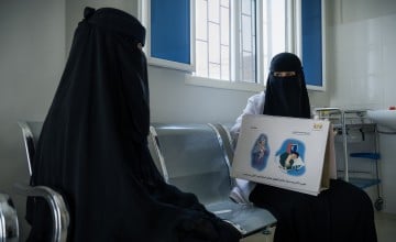 The midwife provides health consultations at Alroaid Health Unit. Photo: Ammar Khalaf /Concern Worldwide.