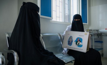 The midwife provides health consultations at Alroaid Health Unit.  Photo: Ammar Khalaf /Concern Worldwide.