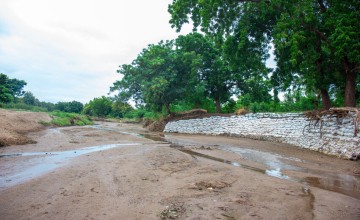 A sandbag wall designed and built by the community to reinforce the banks of the Lalanje River, Malawi. Photo: Aimée Vaughan/Concern Worldwide.