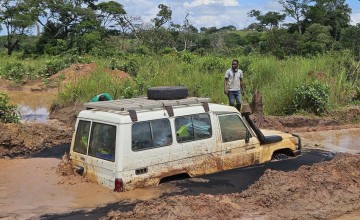 Along the RN5 road between Kalemie and Bendera, Nyemba Health Zone, DRC. Concern staff work to free vehicles stuck in the mud, highlighting the access challenges faced in operational areas. Photo: Concern Worldwide.