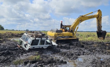 Due to the deteriorated state of the road, an excavator is deployed to assist Concern vehicles and enable the continuation of the mission in Kindingi Plain, Nyemba Health Zone. Photo: Concern Worldwide.