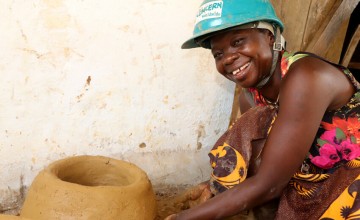 Fatu Miller is making eco-stoves to sell in Grand Bassa County. Fatu received training from Livelihood Innovation Food and Entrepreneurship (LIFE) project. Photo: Concern Worldwide.