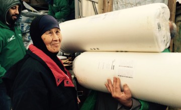 Asma El Waw receiving mattresses in Minyara El Ehssan Informal Settlement, Akkar, Lebanon Photographer: Amanda Ruckel