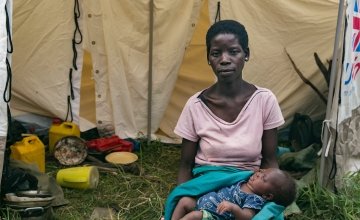 Pascua Manuel Alfonete with her infant daughter, Ana, at a displacement camp in Central Mozambique. Photo: Kieran McConville/Concern Worldwide.