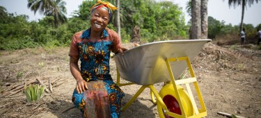 Nayou, a farmer and mother of 5 children, with a Concern-provided wheelbarrow at an agroforestry project in Grand Bassa, Liberia being supported by Concern under the Irish Aid funded LIFE programme. Photo: Kieran McConville/Concern Worldwide.