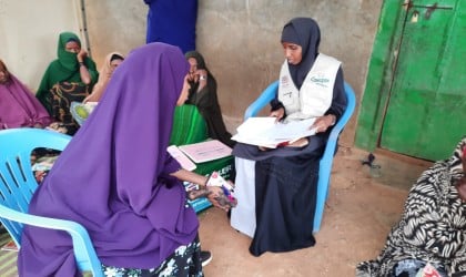 Danwadaag Field Officer Rukia Mohamed Isack verifying the record books with Self Help Group Facilitator Deeh Haji Mohamed SHGs under Danwadaag project in Baidoa Hassan, Somalia. Photo: Hassan Isgoowe Molsmed / Concern Worldwide.