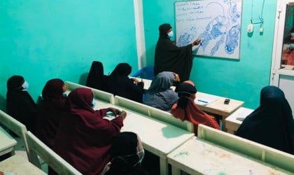 Beauty salon facilitator under Danwadaag programme drawing and explaining types of henna designs, March 2021. Photo : Yusuf Mah.