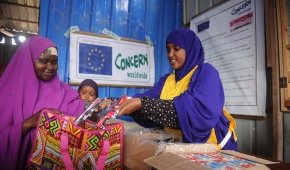 Concern nutrition worker, Naima Islow, dispensing emergency therapeutic food to mother *Hani at an Outpatient Therapeutic Centre . Photo: Mohamed Abdiwahab / Concern Worldwide.